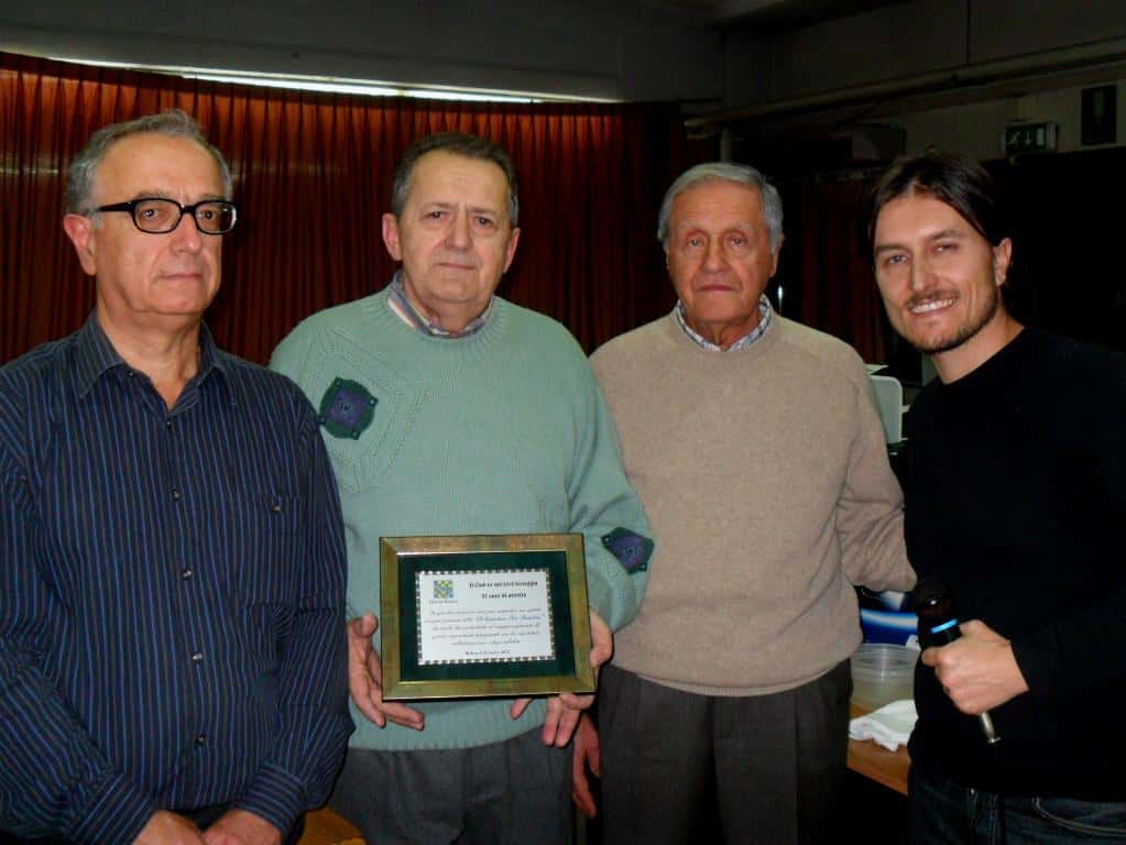 Targa di ringraziamento alla Polisportiva San Faustino, che da oltre 15 anni ospita il Club 64 e permette lo svolgimento dell'attività del circolo, della scuola di scacchi federale e l'organizzazione di tornei. Da sinistra Luciano Panini, Mauro Cipolli e Superbi (rispettivamente presidente e vice-presidente della Polisportiva) e il Presidente del circolo Fabrizio Frigieri