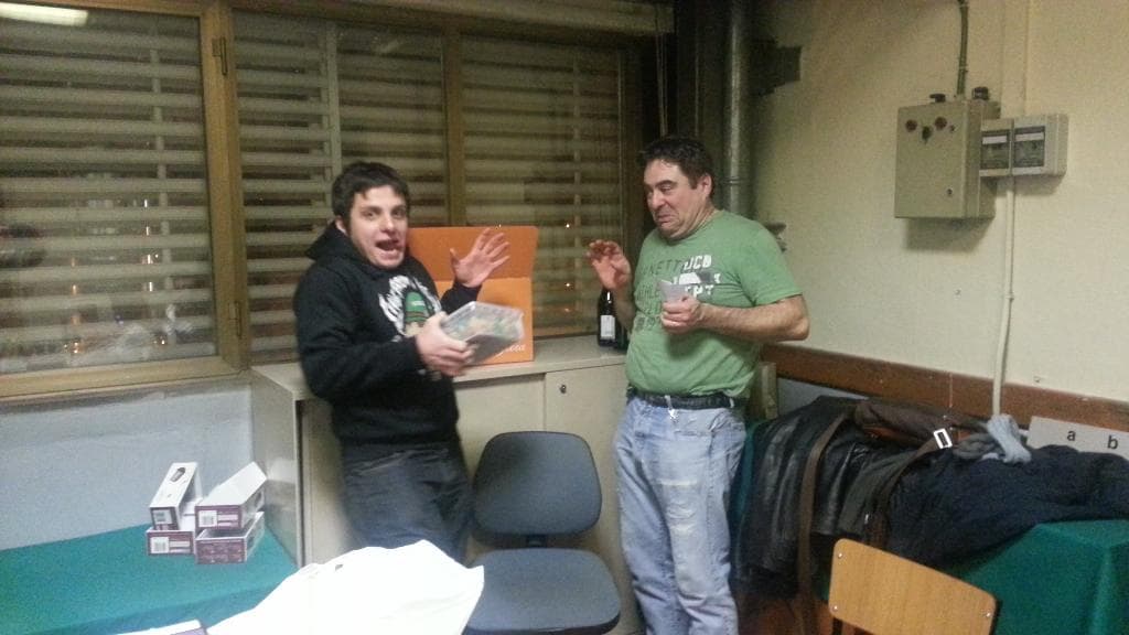 Benincasa consegna a fatica il premio a Lapenna M. come 1° classificato tra le 2N-1N