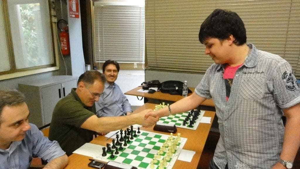 Simultanea con orologio con il GM Viktor Erdos