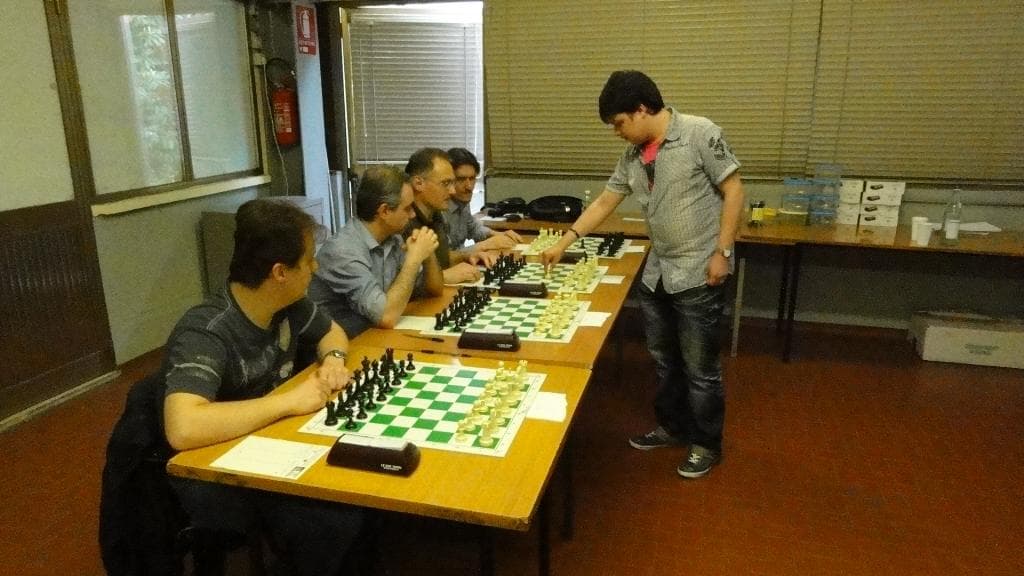 Simultanea con orologio con il GM Viktor Erdos