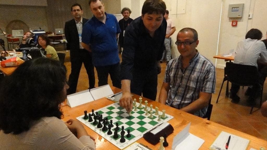 Giorno 1 - L'assessore allo sport del Comune di Maranello esegue la prima mossa del torneo