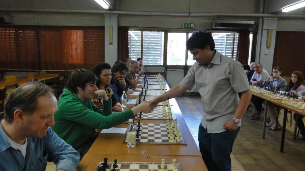 Simultanea classica del GM Viktor Erdos