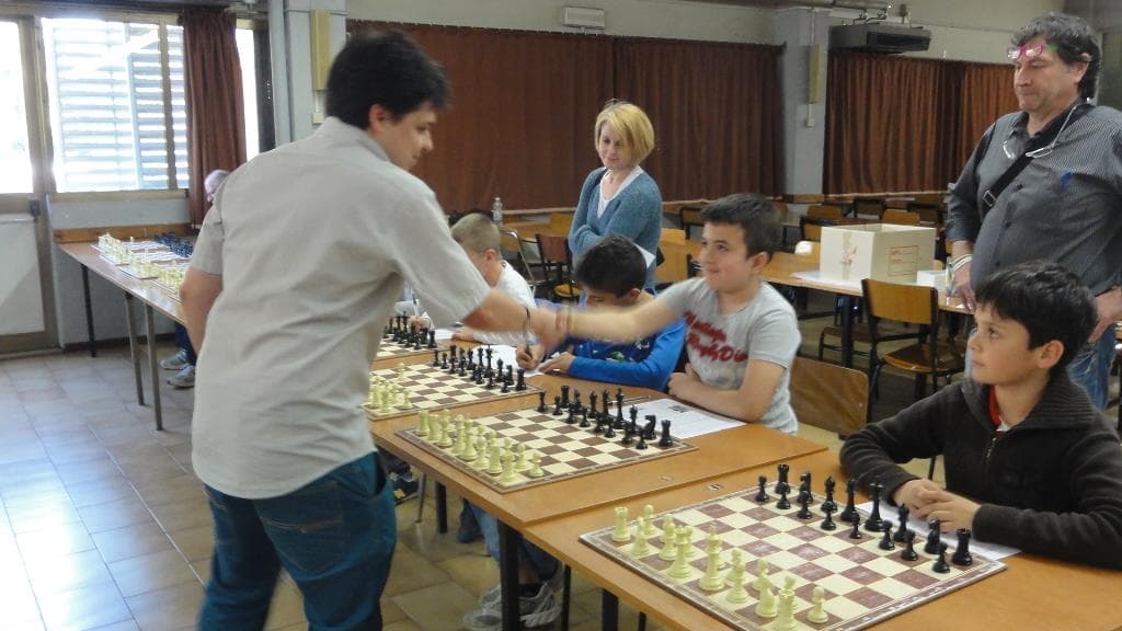 Simultanea classica del GM Viktor Erdos