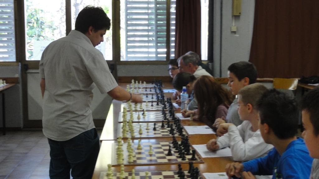 Simultanea classica del GM Viktor Erdos