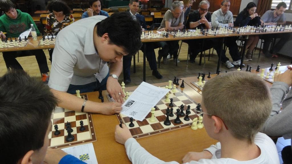 Simultanea classica del GM Viktor Erdos
