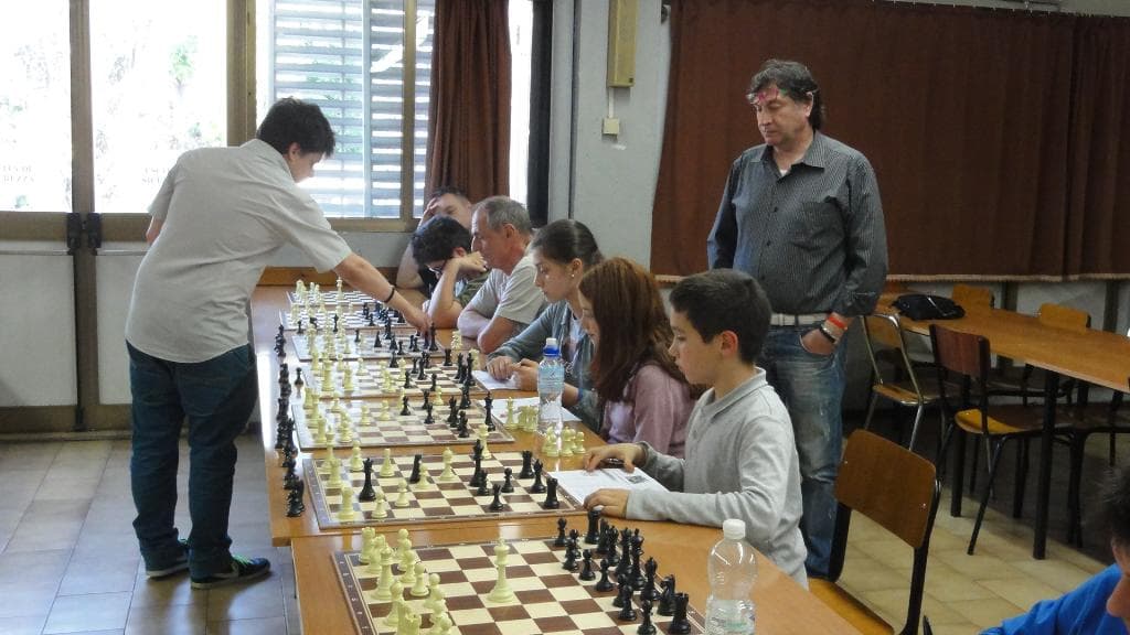 Simultanea classica del GM Viktor Erdos