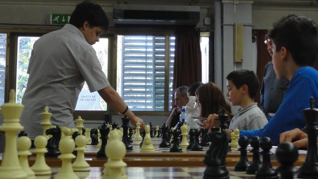 Simultanea classica del GM Viktor Erdos