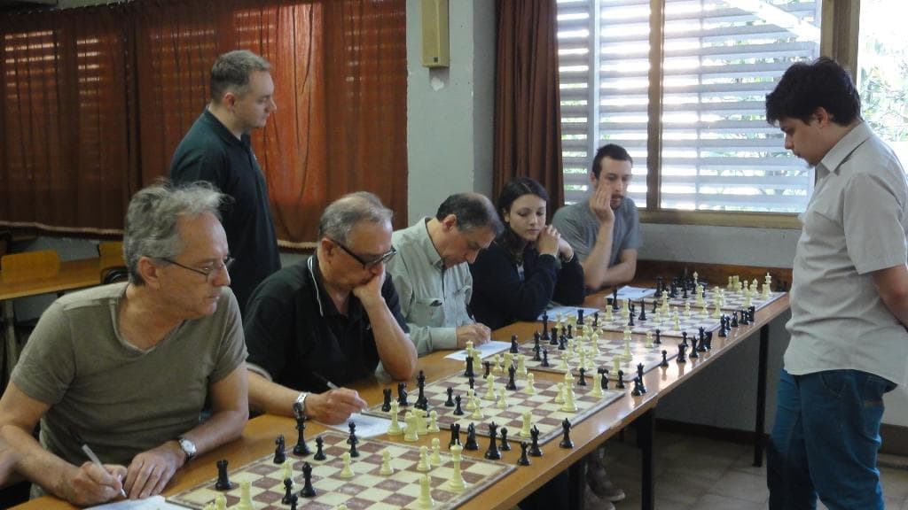 Simultanea classica del GM Viktor Erdos