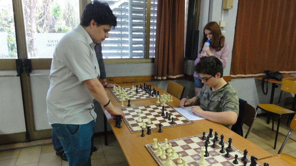Simultanea classica del GM Viktor Erdos